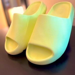 Adidas Yeezy Slides Light Neon Green size 6 Men’s
